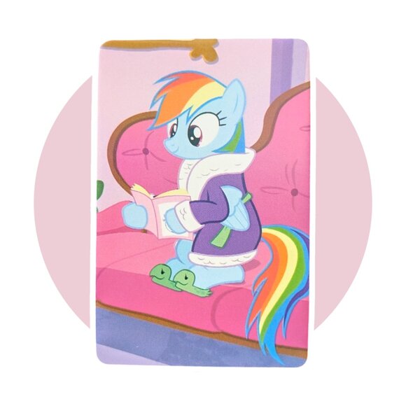 My Little Pony Art Card (KK62): Rainbow Dash Reading - Picture 1 of 2